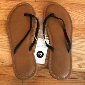 Size 10 Universal Thread sandals. Black/brown. Tags still on!